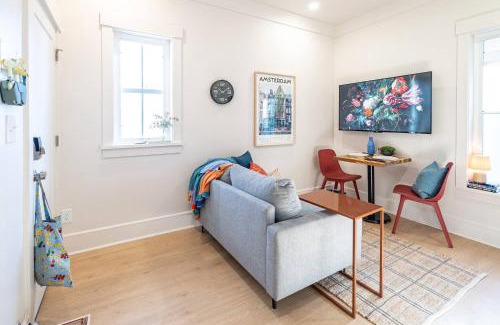 Downtown House | DelightfulDesign~WalkToEats&Drinks~PvtBalcony~Pets