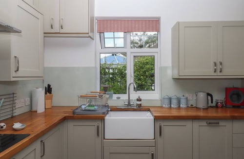 Clearbrook Cottage | DELLCOTE, pet friendly, with open fire in Yelverton