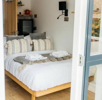 Saint Paul's Apartment | Delores Eco-Pod/Treehouse, Walk to Cabot Circus