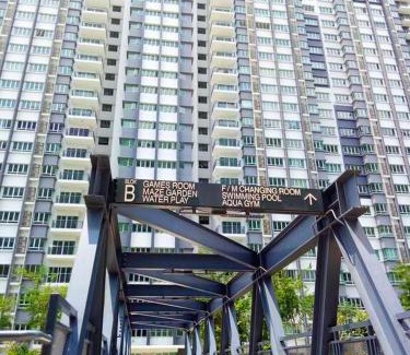 Kajang Apartment | Del’s Guesthouse @ Southville Same Level with Pool fits 8