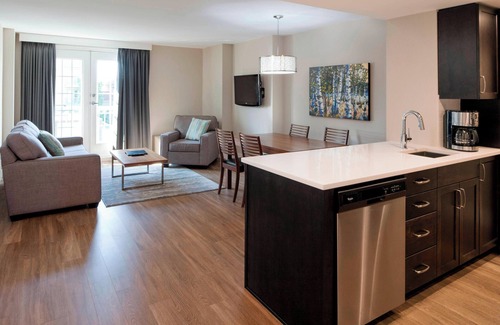 Kelowna Central Business District Hotel | Delta Hotels by Marriott Grand Okanagan Resort
