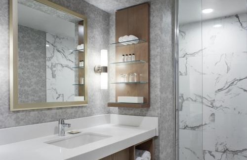Downtown London Hotel | Delta Hotels by Marriott London Armouries