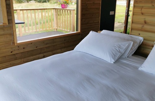 Borris Cabin | Delux romantic glamping cabin with superking bed