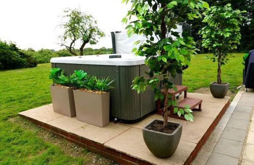 Howlett End House | Deluxe 1 Bed Versace Hot Tub Sky TV Cinema Screen