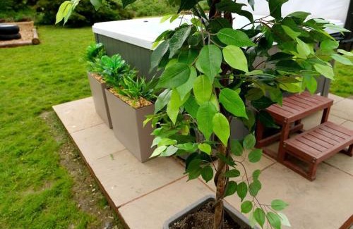Howlett End House | Deluxe 1 Bed Versace Hot Tub Sky TV Cinema Screen