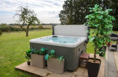 Howlett End House | Deluxe 1 Bed Versace Hot Tub Sky TV Cinema Screen