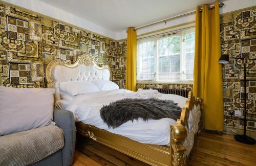 Howlett End House | Deluxe 1 Bed Versace HotTub SkyTV