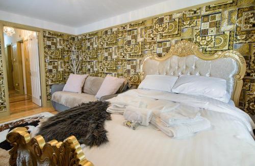 Howlett End House | Deluxe 1 Bed Versace HotTub SkyTV
