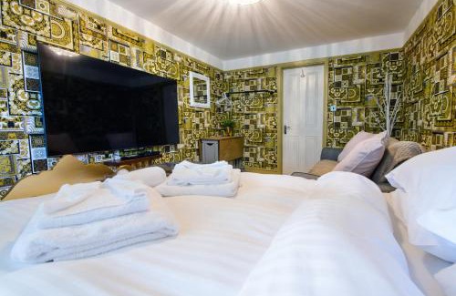 Howlett End House | Deluxe 1 Bed Versace HotTub SkyTV