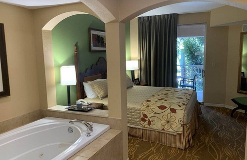 Weston Resort | Deluxe 1 Bedroom and 1 Bathroom Unit with Full Amenities