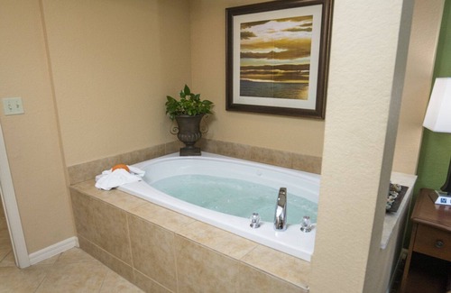 Weston Resort | Deluxe 1 Bedroom and 1 Bathroom Unit with Full Amenities