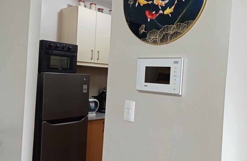 Pinagsama Condo | Deluxe 1BR 27th floor in Taguig/BGC w/balcony, amazing view of bay, wi-fi+55" TV