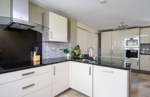 Howlett End House | Deluxe 2/3 Bed HotTub SkyTV