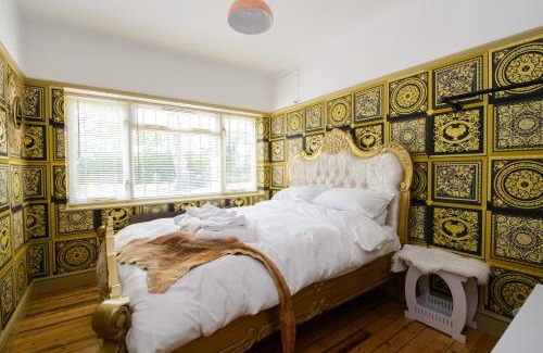 Howlett End House | Deluxe 2 Bed Versace HotTub SkyTV