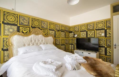 Howlett End House | Deluxe 2 Bed Versace HotTub SkyTV