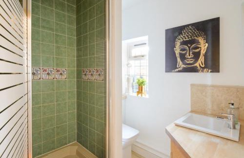 Howlett End House | Deluxe 2 Bed Versace HotTub SkyTV