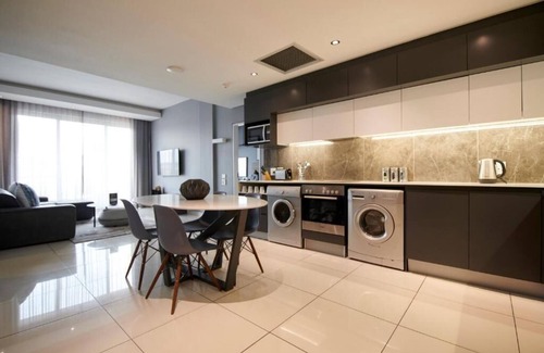 Greater Johannesburg Metropolitan Area Apartment | Deluxe 2 Bedroom Apartment at Katherine Street, Sandton