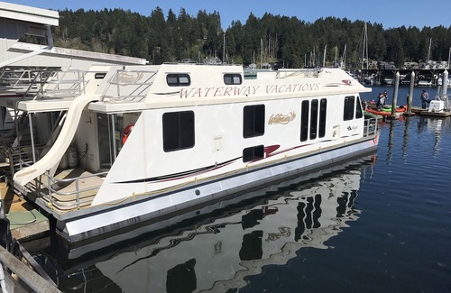 Gig Harbor Boat Rental | Deluxe 3 bedroom houseboat for rent in beautiful downtown in Gig Harbor. Boat #2
