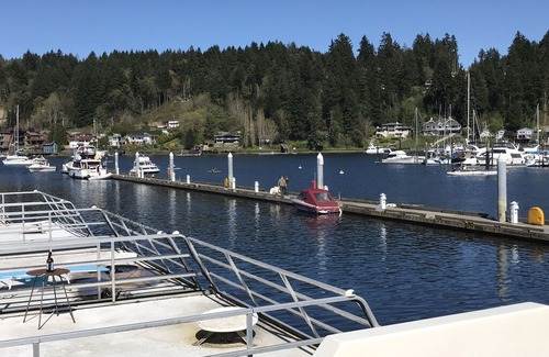 Gig Harbor Boat Rental | Deluxe 3 bedroom houseboat for rent in beautiful downtown in Gig Harbor. Boat #2