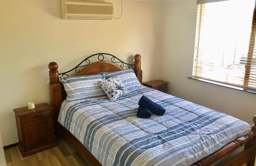 Exmouth Apartment | Deluxe 3 Queen Rooms- private Oasis