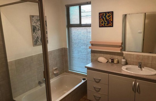 Exmouth Apartment | Deluxe 3 Queen Rooms- private Oasis