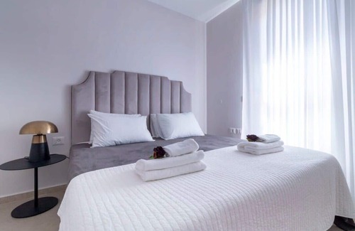 Musrara Apartment | Deluxe 3BR Garden/Parking In City Center