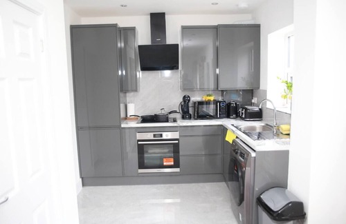 Fryent House | Deluxe 4-Bed House Close2 Wembley Stadium