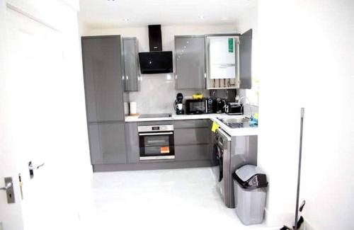 Fryent House | Deluxe 4 bedroom House Close to Wembley stadium
