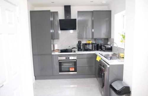 Fryent House | Deluxe 4 bedroom House Close to Wembley stadium