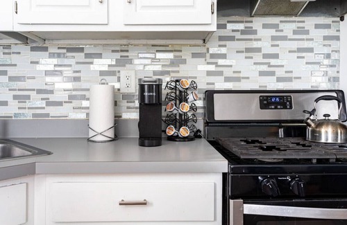 Bayonne Apartment | Deluxe 4BR Duplex | Sleeps 16+ | Near NYC, Parking