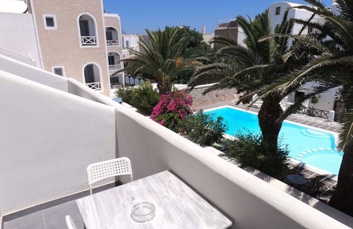 Perissa Apartment | Deluxe 5-6 persons Maisonette 30 meters from Perissa Beach