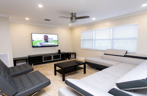 Dania Beach House | Deluxe 5BR/3BA Home near Beach & Casino Heated Pool