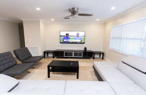 Dania Beach House | Deluxe 5BR/3BA Home near Beach & Casino Heated Pool