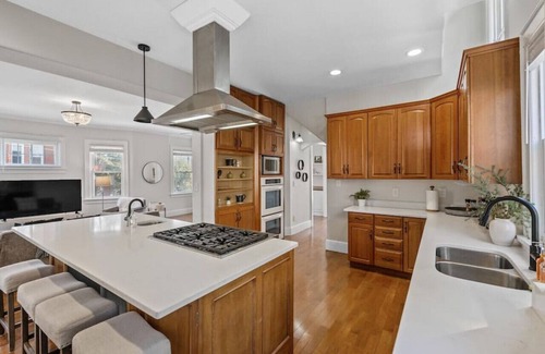Mount Auburn House | Deluxe 6-Bedroom 3-Min to Downtown | 2-car Driveway