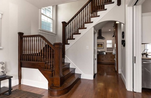 Mount Auburn House | Deluxe 6-Bedroom 3-Min to Downtown | 2-car Driveway