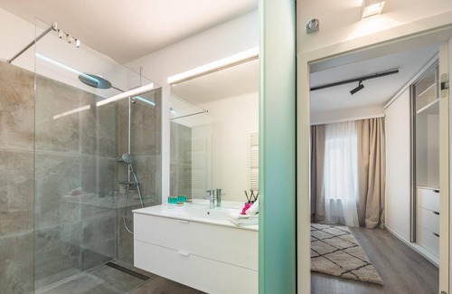 Mautern an der Donau Apartment | Deluxe Apartment with Terrace, Tabletennis and King Bed near DPU