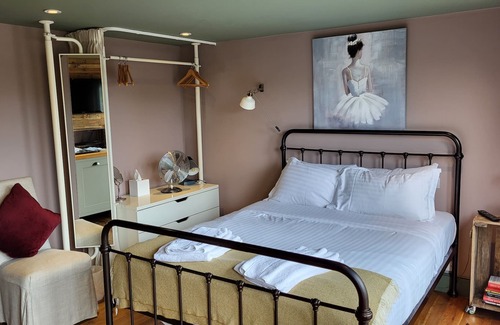 Monkton Farleigh Apartment | Deluxe Apartment with Shower -Dovecote