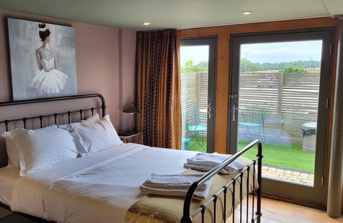 Monkton Farleigh Apartment | Deluxe Apartment with Shower -Dovecote