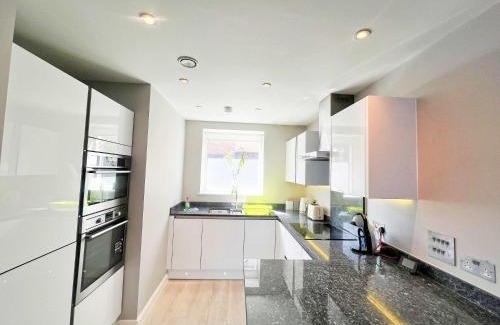 Saint Paul's House | Deluxe Apartment near Cabot Circus w Parking sleeps 5