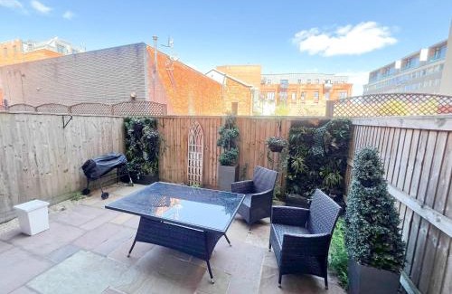 Saint Paul's House | Deluxe Apartment near Cabot Circus w Parking sleeps 5