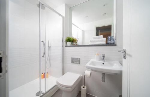 Saint Paul's House | Deluxe Apartment near Cabot Circus w Parking sleeps 5