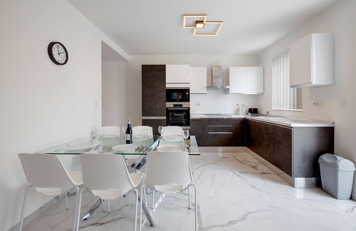 Swieqi Apartment | Deluxe Apartment Steps to St George's Bay