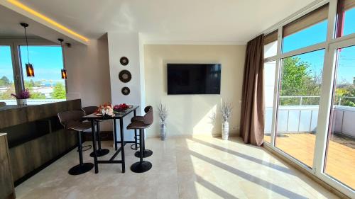 Schwarzenbek Apartment | Deluxe Appartment mit Marmorböden und Gold-Design El Dorado