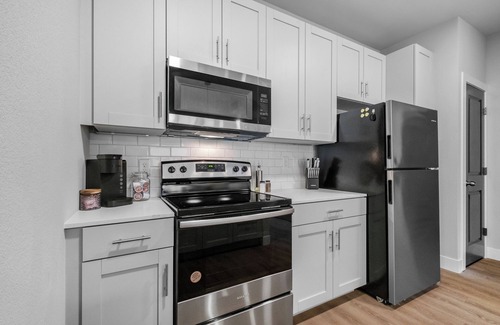 Rogers Apartment | Deluxe Apt Near Bike Trails, Top Golf, Pool, Central,Free "P",Bike Storage