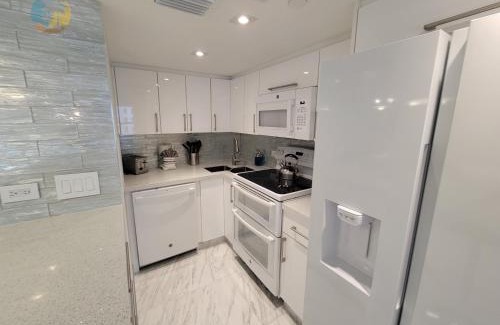 Mid Beach Apartment | Deluxe Beach Resort - HORA RENTALS