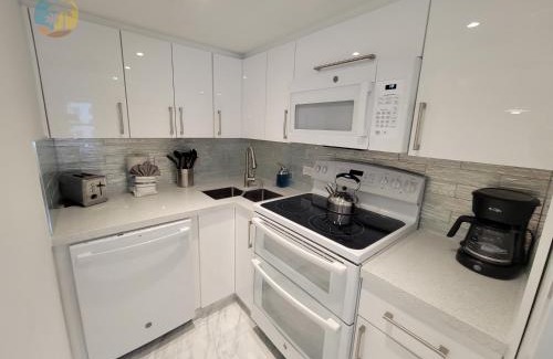 Mid Beach Apartment | Deluxe Beach Resort - HORA RENTALS
