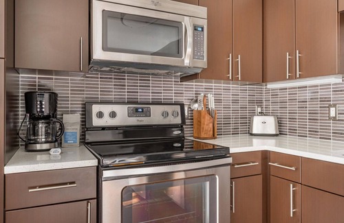 West Bellevue Apartment | Deluxe Bellevue Studio w/Lounge & Gym, nr Coffee, by Blueground