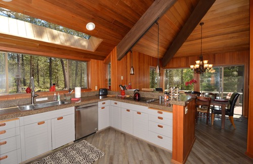 Black Butte Ranch House | Deluxe Black Butte Ranch Home. Perfect for a special family time or winter fun!
