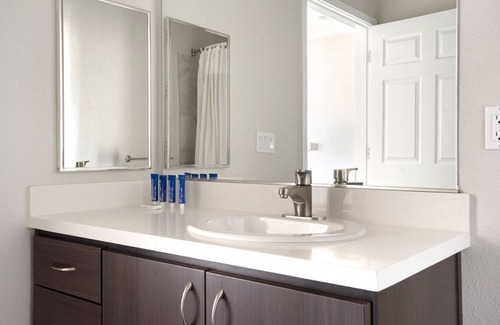 Downtown Apartment | Deluxe Campbell 1BR w/ Pool, Gym & W/D, nr Netflix, by Blueground