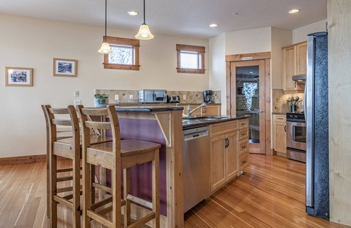 Silver Star Mountain Ski Chalet | Deluxe Chalet on the Skiway. Just steps to the Village w/Hot Tub, BBQ & Laundry